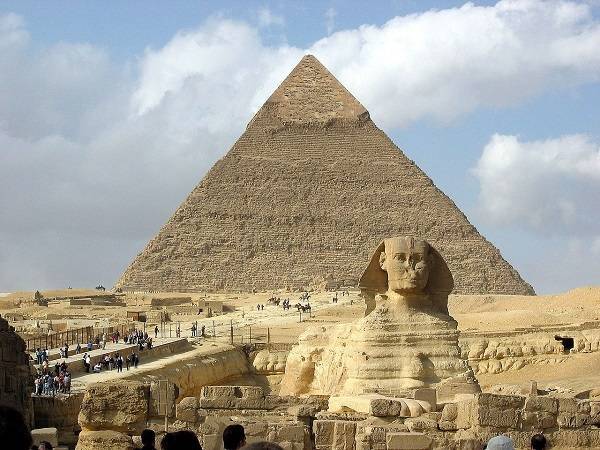 建物写真-スフィンクスとピラミッド（エジプト）